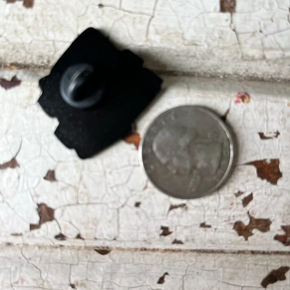 NEW Taylor Swift inspired “you’re the king baby I’m your queen” card enamel pin - Picture 3 of 3